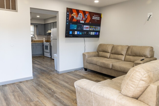 Building Photo - 1420 Villa Ct