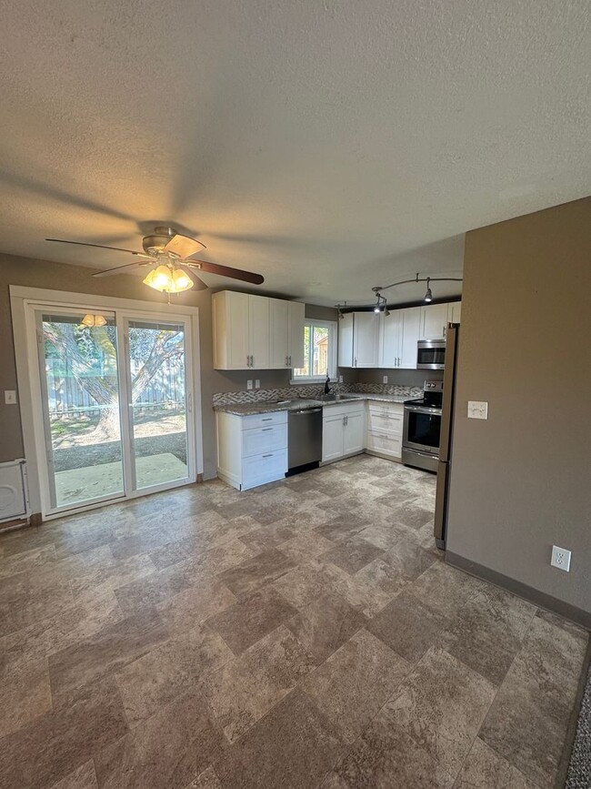Foto del edificio - Non-Refundable & Security Deposit Total: $...