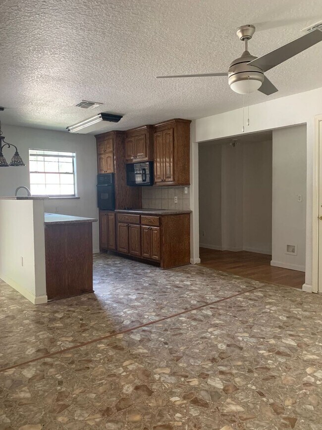 Building Photo - 1272 Pecan St