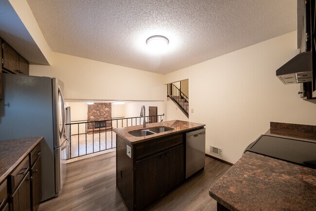 Foto del edificio - 6900 Woodland Dr