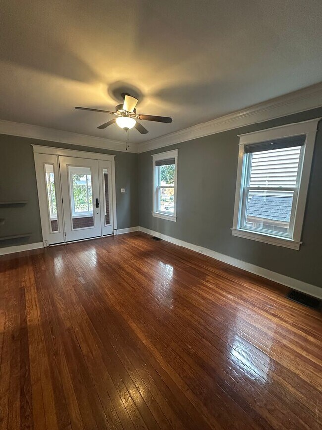 Foto del edificio - Gorgeous Renovated Highlands Bungalow – Available for Rent!