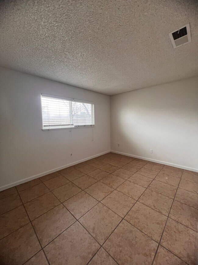 Foto del edificio - 1558 E. KAREN AVE  4 BEDROOM 2.5 BAHTROOMS...