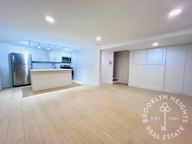 Building Photo - Newly Renovated 2 Bedroom Duplex with Priv...