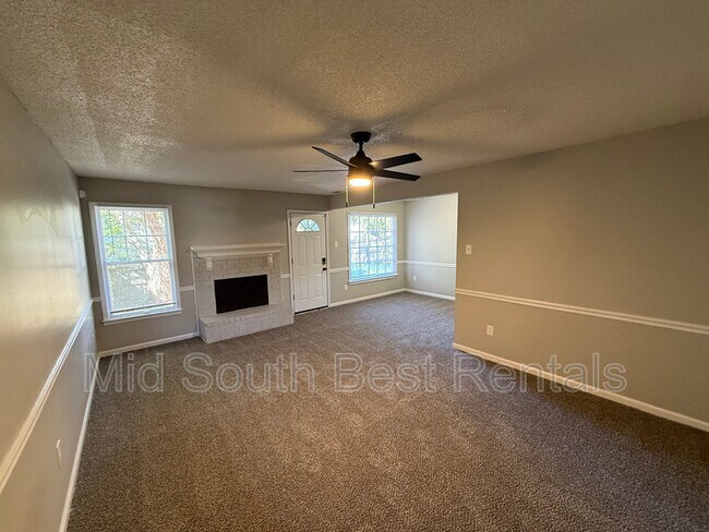 Foto del edificio - 5570 Blossom Ln