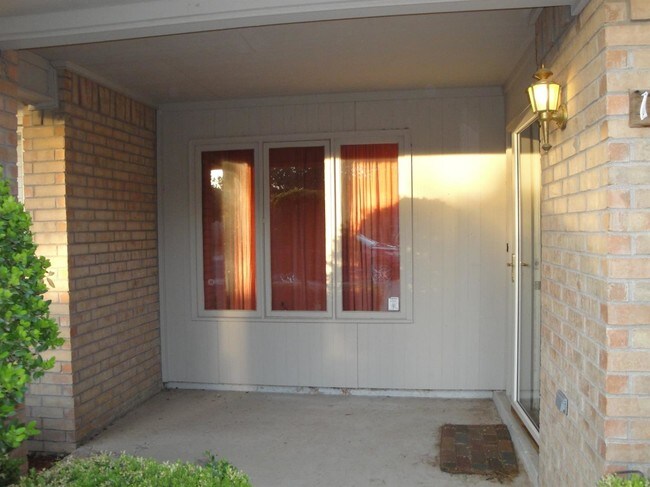 Building Photo - 102 N Troy Ave
