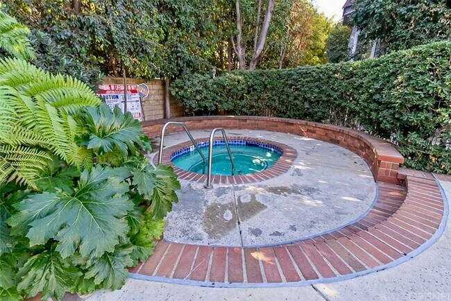 Foto del edificio - 18135 Burbank Blvd