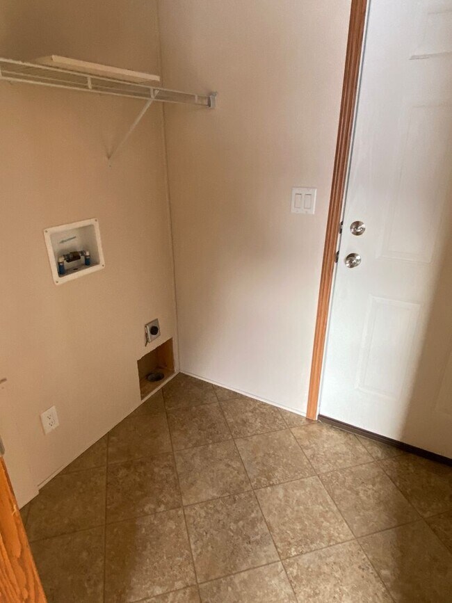 Building Photo - 3 bd 2ba Available Today!