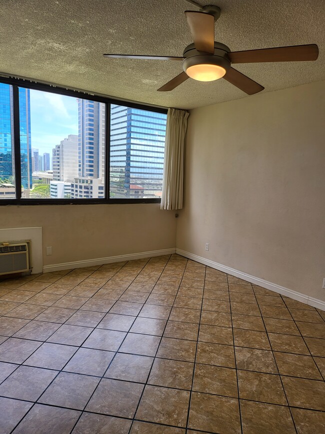 Living room with AC and ceiling fan. - 1255 Nuuanu Ave