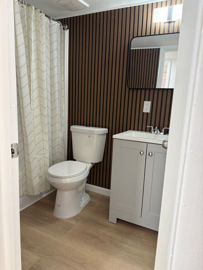 Foto del edificio - Spacious 1-Bedroom Apartment near the Lake!