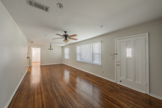 Building Photo - 3-Bedroom in Westworth Village!