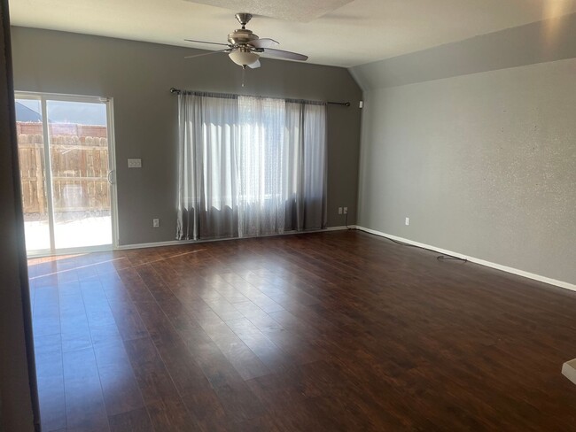 Foto del edificio - Charming 2BD/2.5BA Townhome with Attached ...