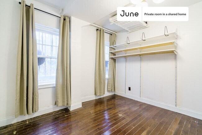 Foto del edificio - Private bedroom in 5 bed/1.5 bath Home