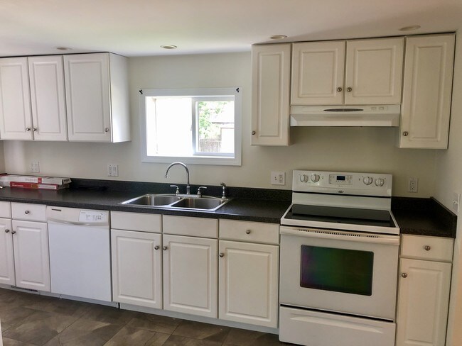 Foto del edificio - 149 Jenckes Hill Rd