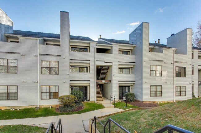 Foto del edificio - Top Floor 1-2 bed w/ a loft [ can be a 2nd BEDROOM] plus  1.5 Baths and SECURE GARAGE SPACE