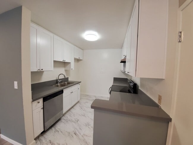 Building Photo - 1 Month Free! Fully Renovated 1-Bedroom Ap...