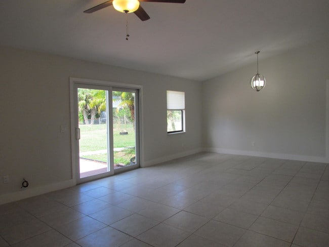 Building Photo - 3562 SW Rivera St
