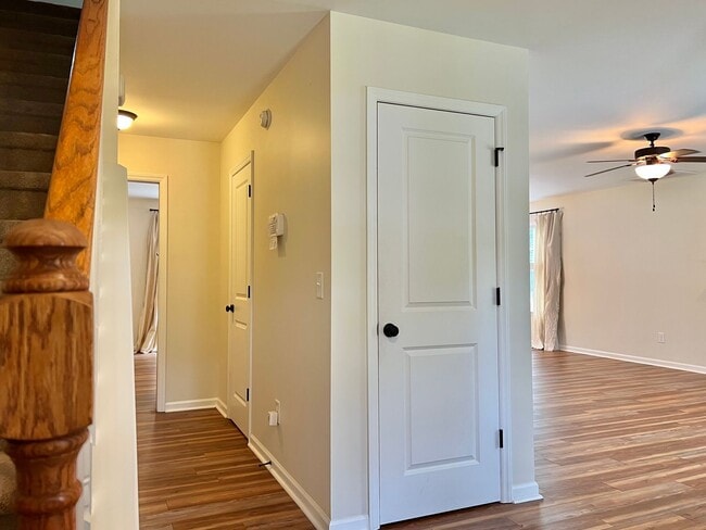 Building Photo - 4BR/2.5BA, Modern Kitchen, Large Fenced Ya...