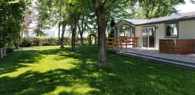 Building Photo - Country Living