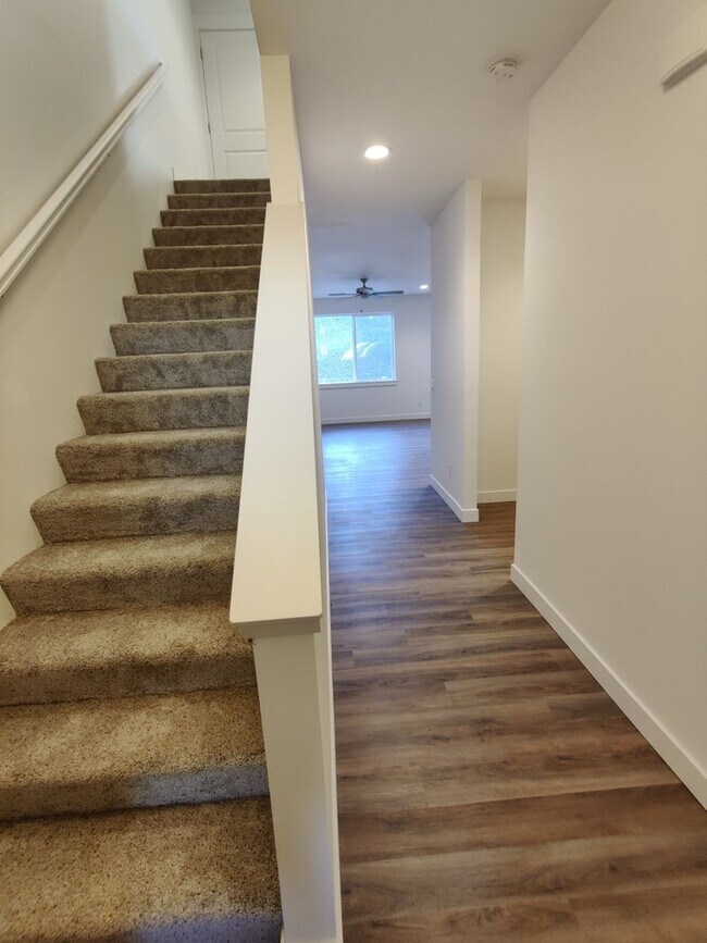 Foto del edificio - Contemporary Townhome with Open Floor Plan...