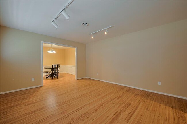 Foto del edificio - 7906 Braesview Ln