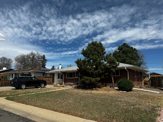 Available Immediately! Spacious 6-Bedroom Retreat with 2 Full Baths in Charming Denver Locale! - Available Immediately! Spacious 6-Bedroom Retreat with 2 Full Baths in Charming Denver Locale! Apartment