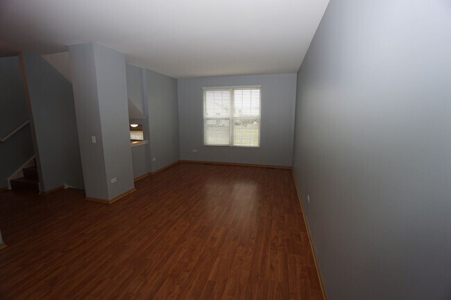 Building Photo - Spacious 2 story townhome, 3-bedroom plus ...