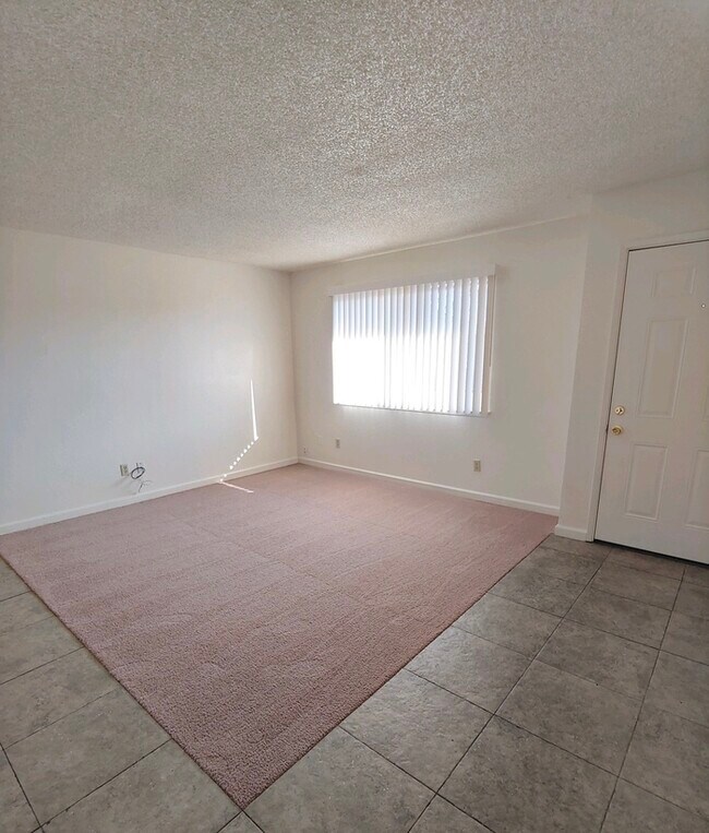 Building Photo - Spacious 3 bedroom 1.5 bathroom condo in S...