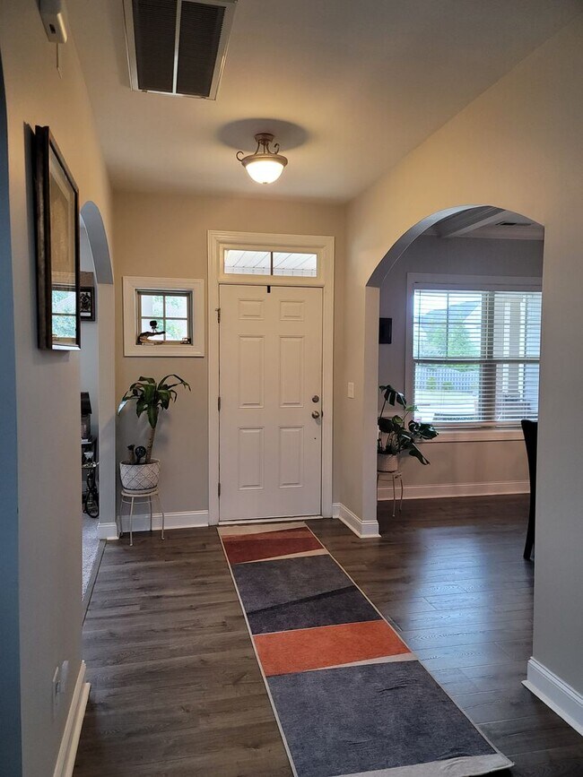 Building Photo - Immaculate 4 Bedroom, 3 Bath Home Close to...