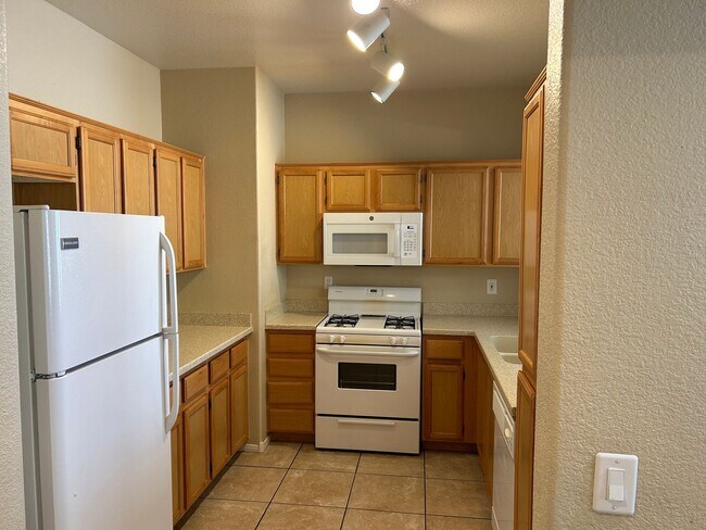 Foto del edificio - Rare & hard to find 2 BED & 2 BATH with ATTACHED GARAGE.