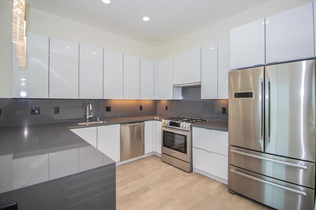 Foto del edificio - 3 Bedroom + Bonus room/3.5 Bathroom Townho...