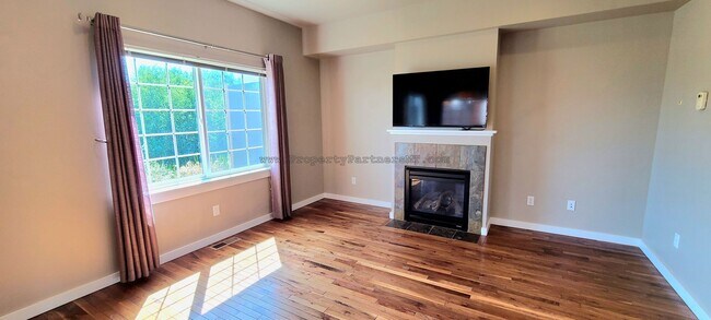 Foto del edificio - Beautiful 3 Bed 2.5 Bath Town house with ALL the amenities!