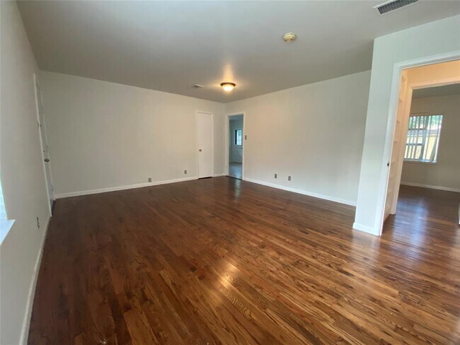 Building Photo - 1817 Oak Tree Ln