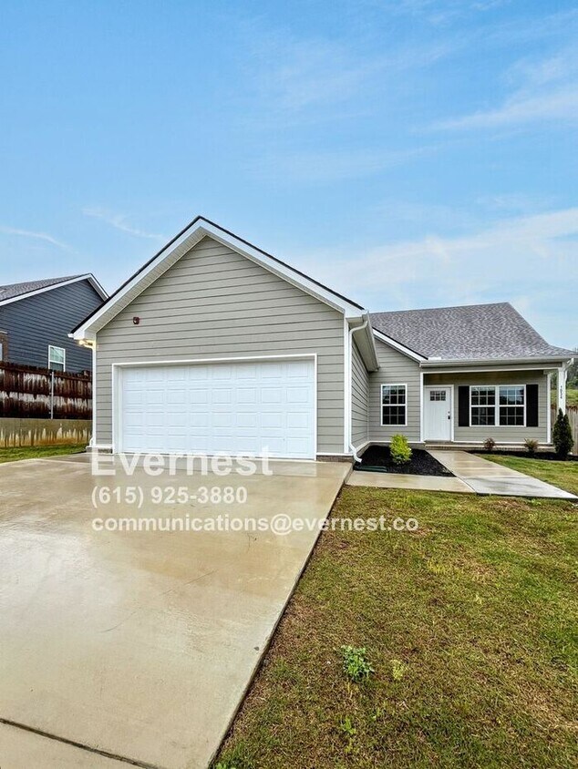 Foto principal - 4-Bedroom, 2-Bathroom Home in a Convenient...