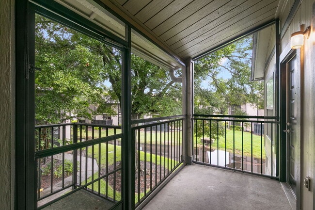 Building Photo - Condo For Rent in North Oaks!