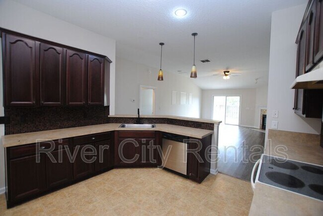 Foto del edificio - 116 Prince Phillip Dr