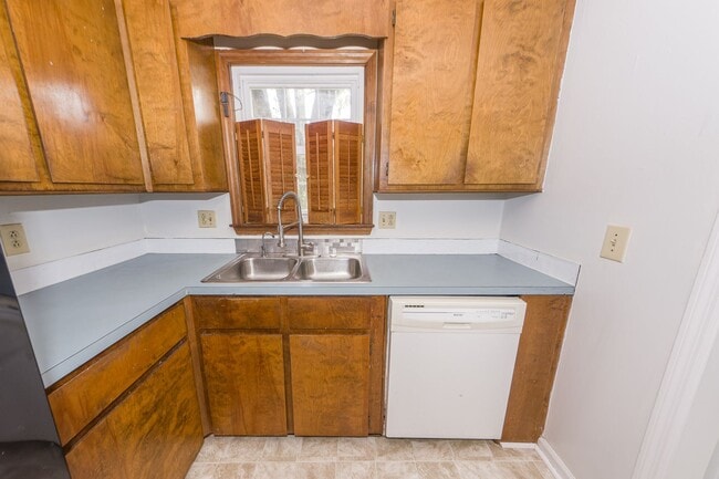 Building Photo - 3 Bedroom 2 Bath Home in Briarwood - Summe...