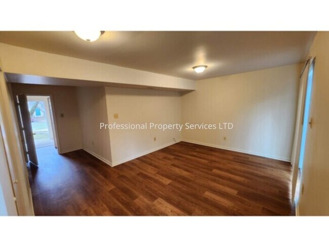 Foto del edificio - Beautiful 3 Level Garage Townhome Convenient Location!