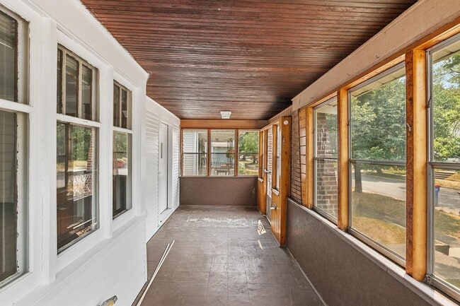 Foto del edificio - 220 Valley Ave SW