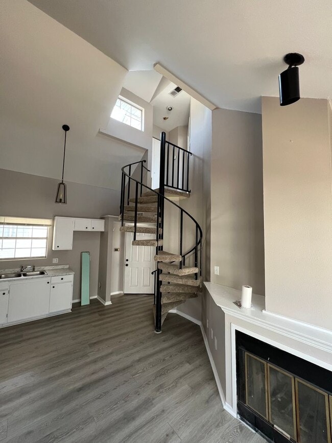 Building Photo - 2bed/2bath townhouse with covered parking!