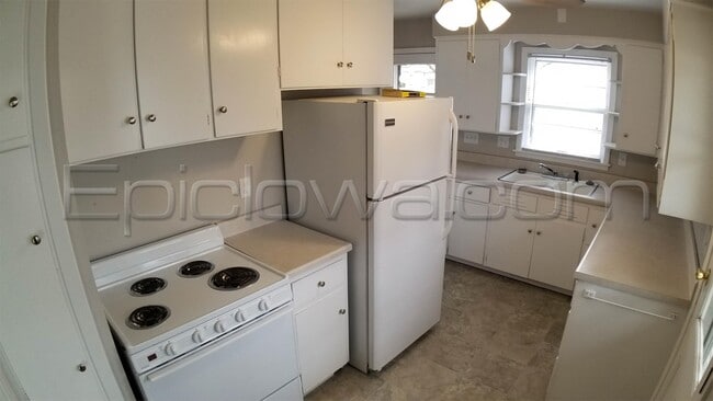 Building Photo - 2923 Russell Dr NE