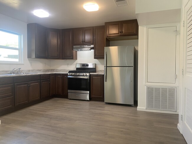 Foto del edificio - 850 Rosalind Ave