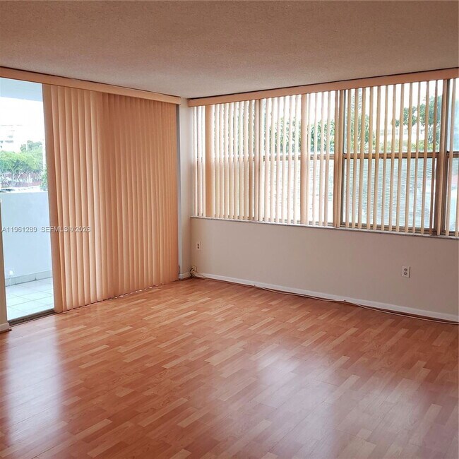 Foto del edificio - 1200 NE Miami Gardens Dr