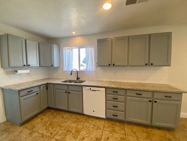 Foto del edificio - 4 br, 2 bath House - 3780 W 240 N