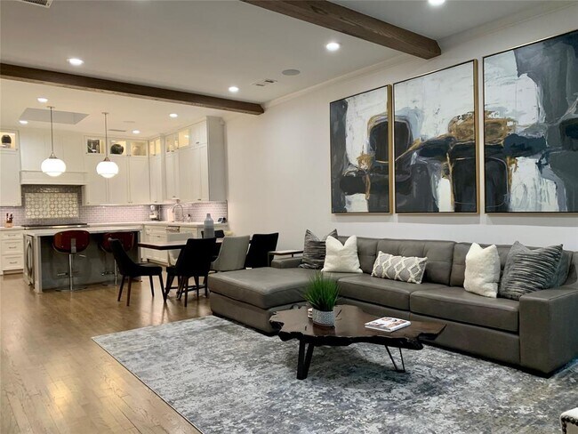 Building Photo - 5114 Chevy Chase Dr