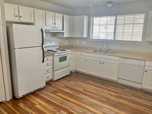 Building Photo - Pheasant Glen Town House #24