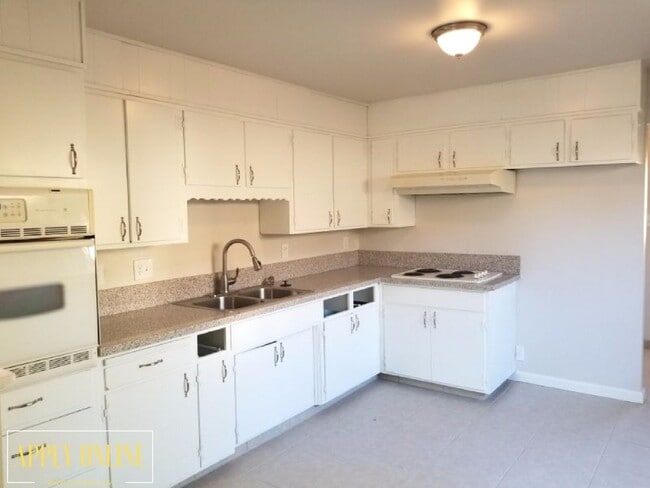 Foto del edificio - Available Soon!