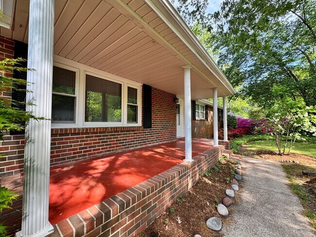 Foto del edificio - Recently Updated 4-Bedroom Ranch Home w/a 2 Bedroom Guest Cottage! Ready 04-23-26! Pet Friendly Home