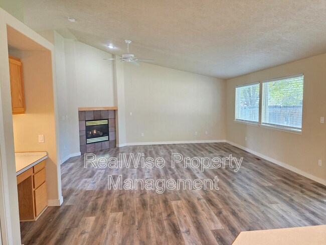 Foto del edificio - 737 NE Nickernut Ave