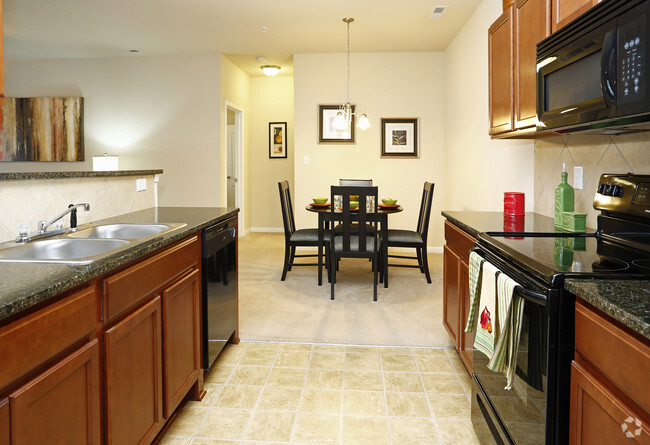 2BR, 2BA - 1073sf Buttonwood- Kitchen - Bristol Park