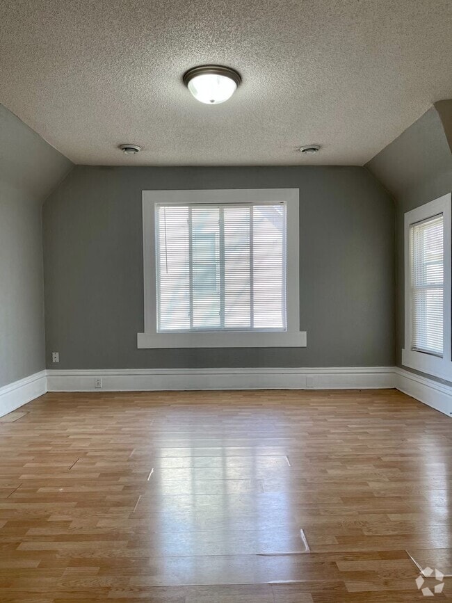 Building Photo - 973 Geranium Ave E